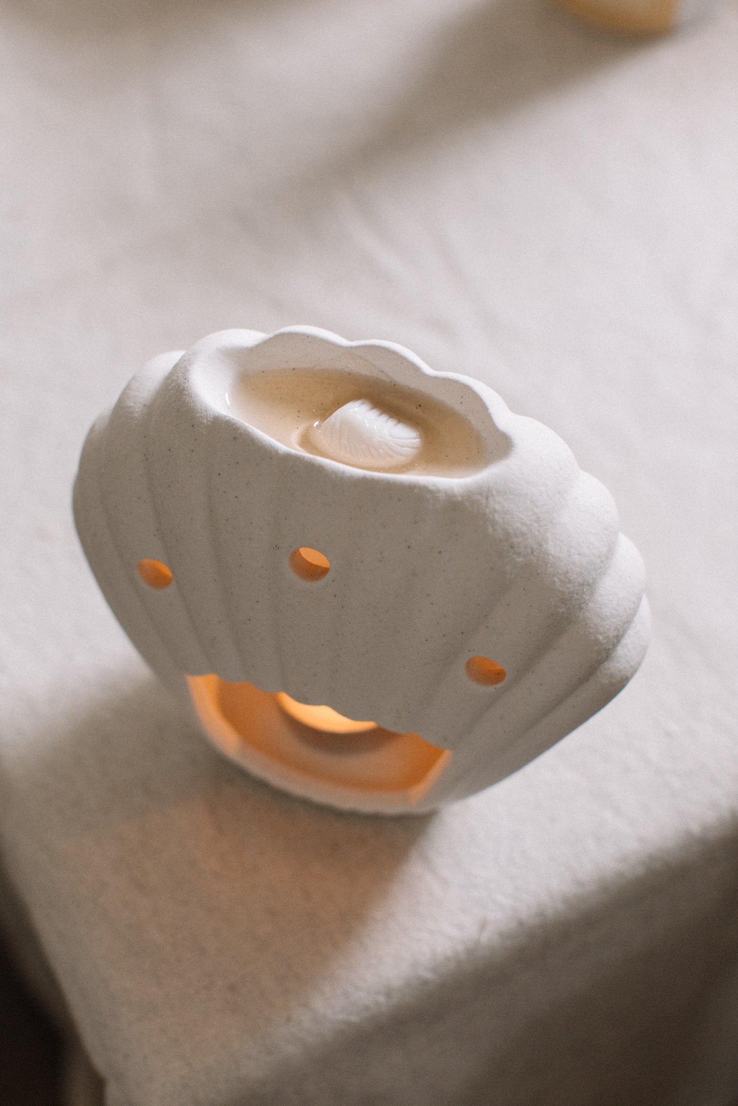 Speckled shell wax burner